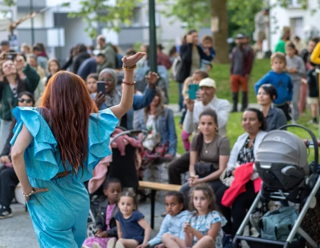 Artiste sur scène devant le public familial