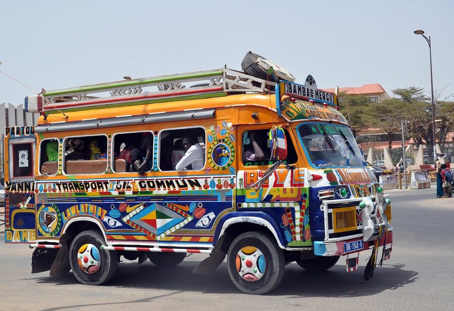 Bus coloré au Sénégal — culture populaire et voyage