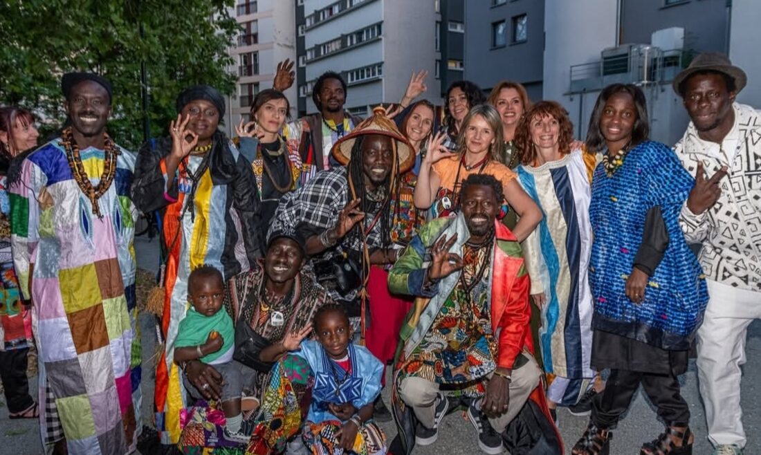 Photo de groupe des artistes et bénévoles — Africa Teranga 2025
